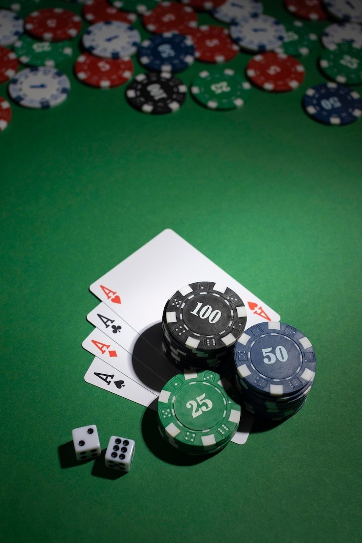 Meja Texas Poker di jandagacor dengan dealer dan pemain dalam sesi live